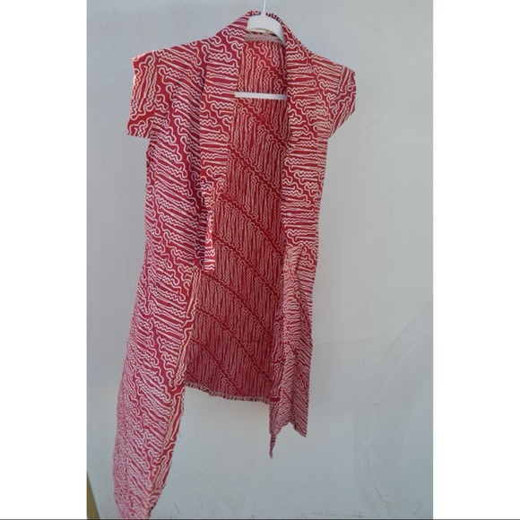 Stunning Rajjas Batik red kimono - Picture 2 of 4
